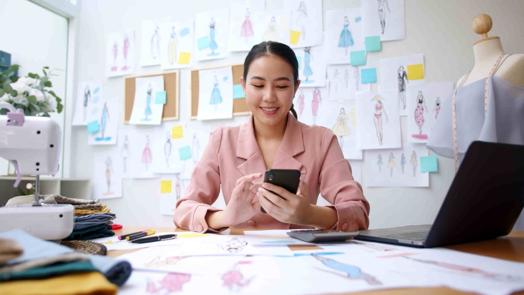 apps-finanzas-personales-mujer-viendolas