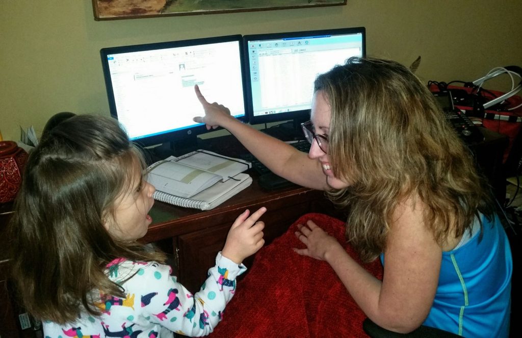 mujer-enseña-administración-de-finanzas-personales