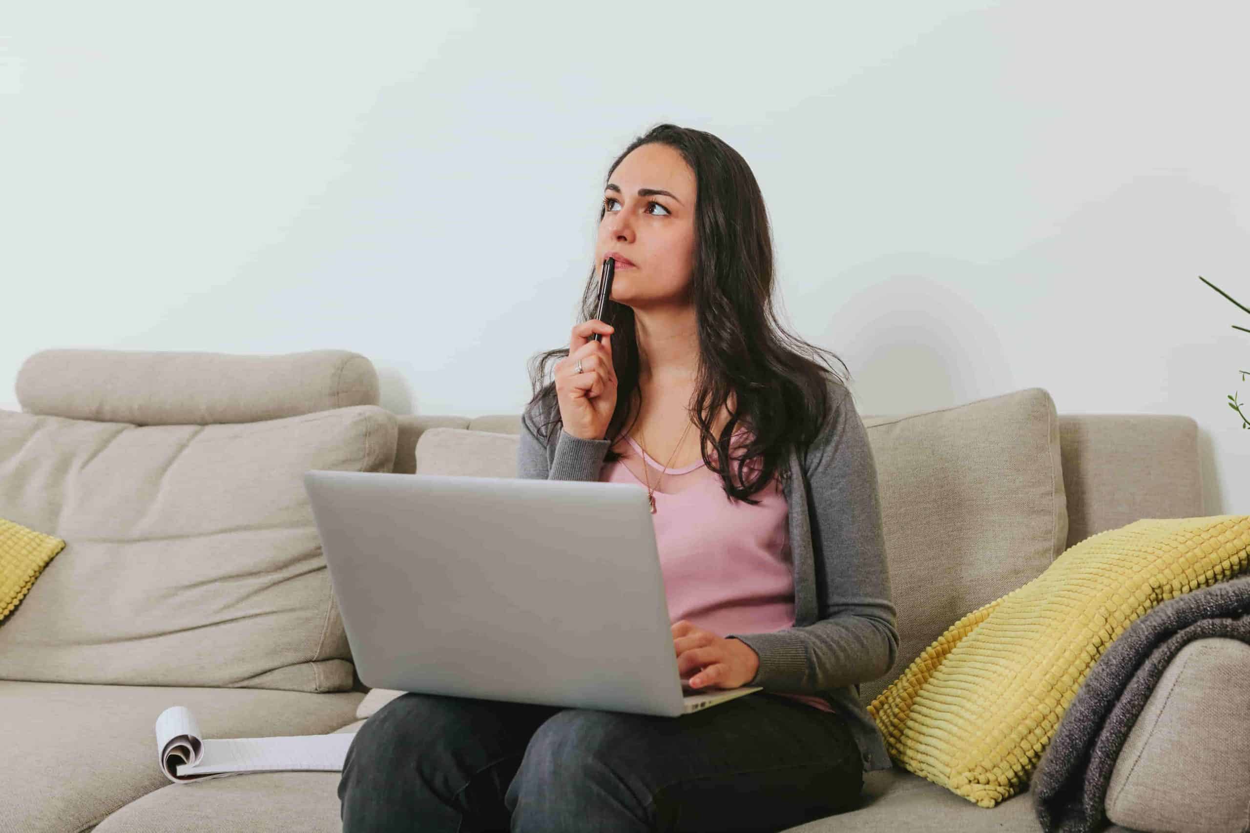 cómo-conseguir-dinero-rápido-mujer-pensando