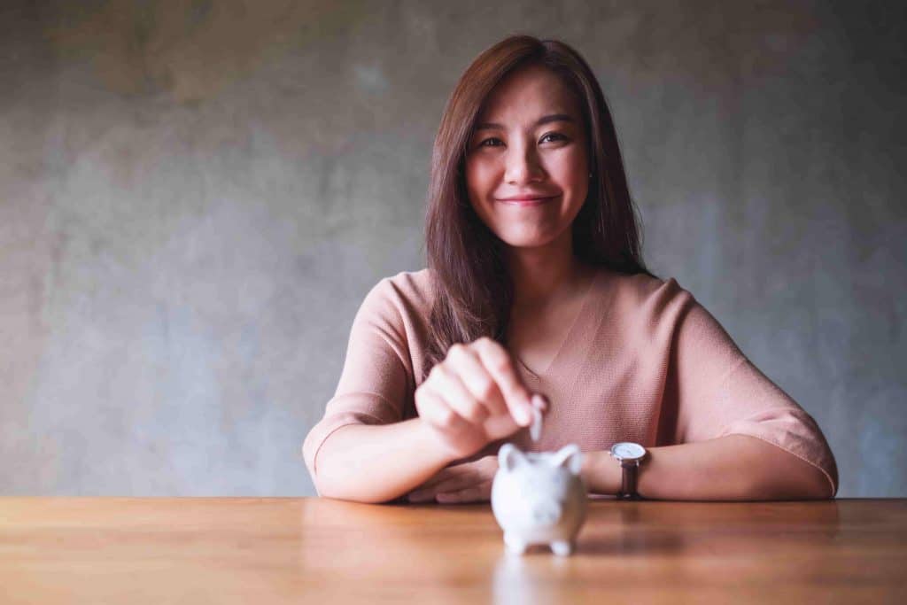 bienestar-económico-mujer-con-moneda