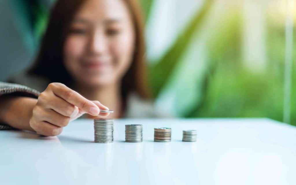 mujer-ahorrando-por-su-bienestar-economico