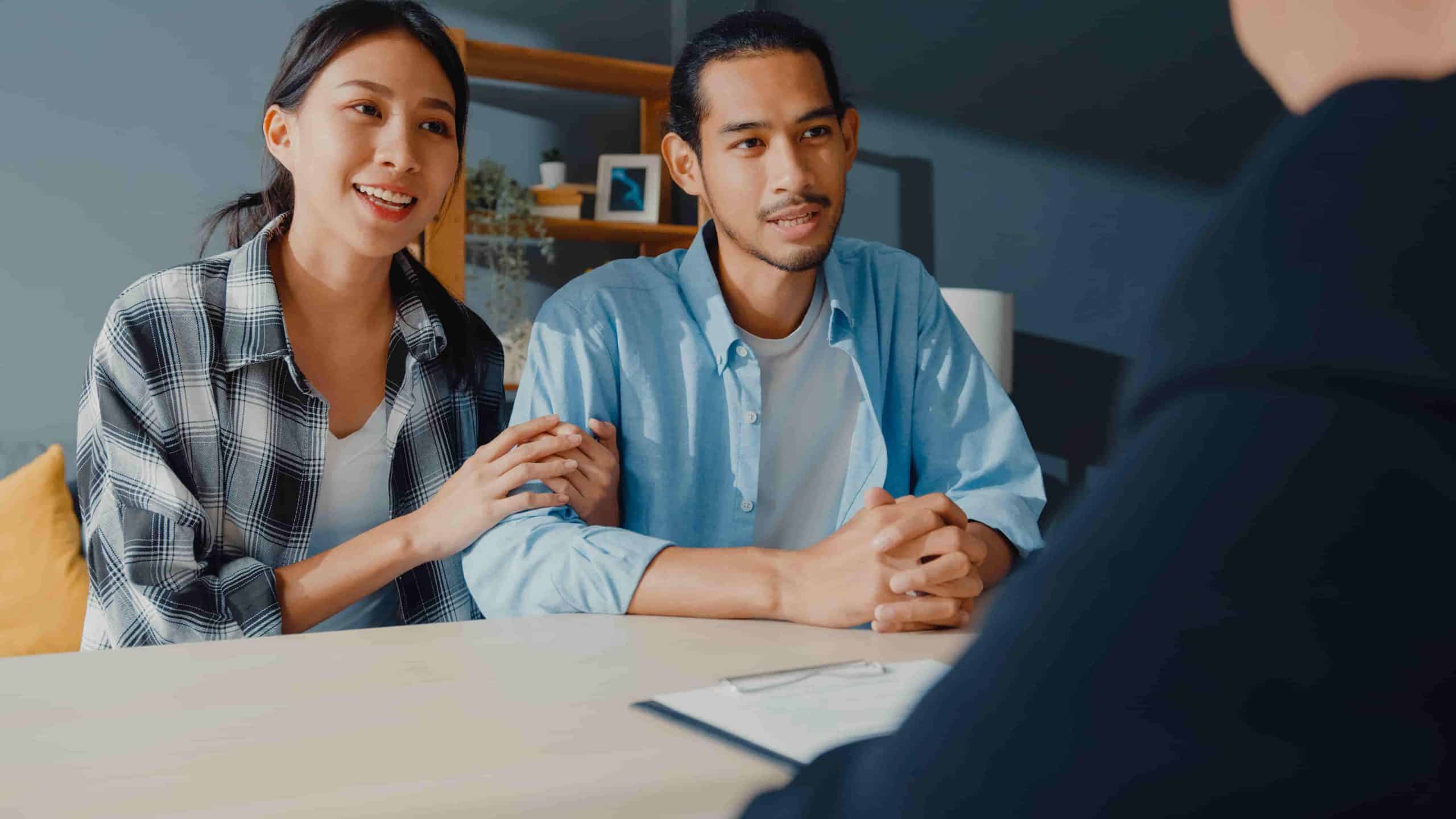 préstamos-sin-importar-buró-de-crédito-pareja-solicitándolo