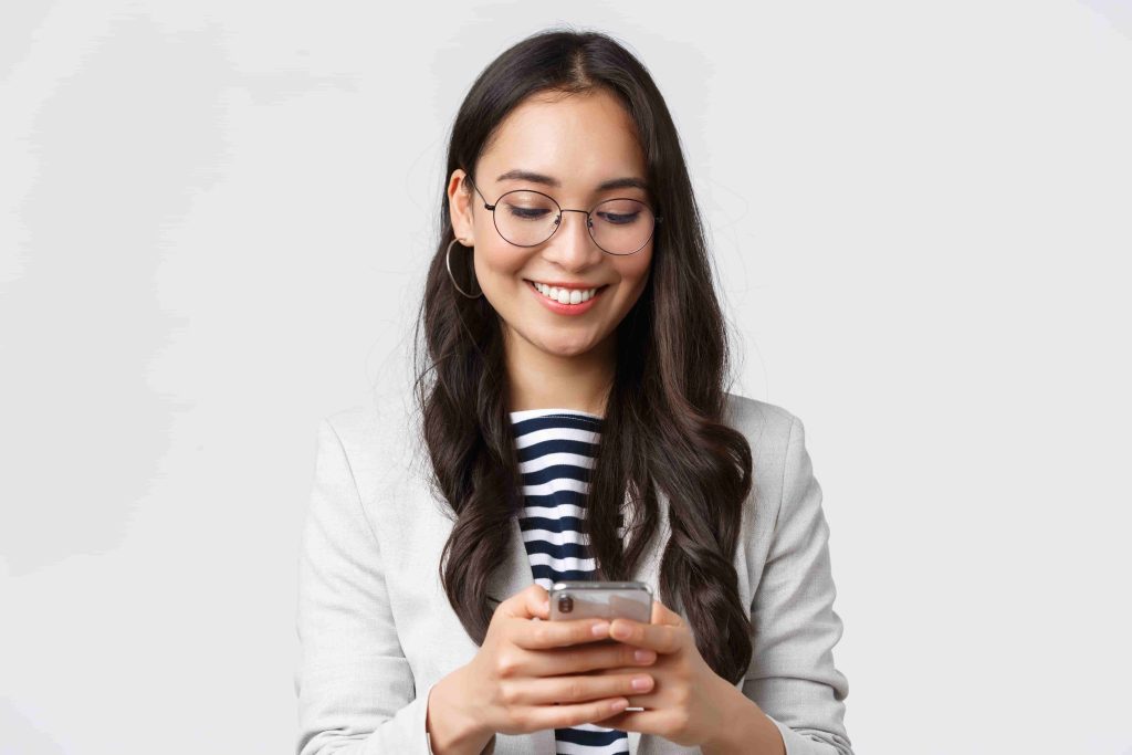 mujer-checando-sus-finanzas-estilo-de-vida