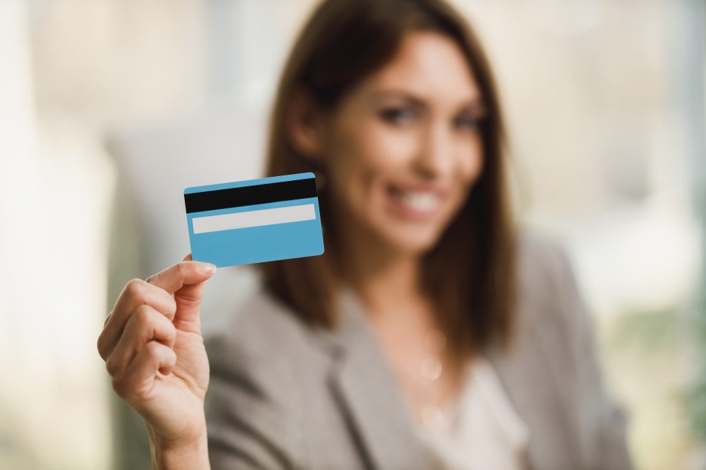 mujer-enseñando-tarjeta