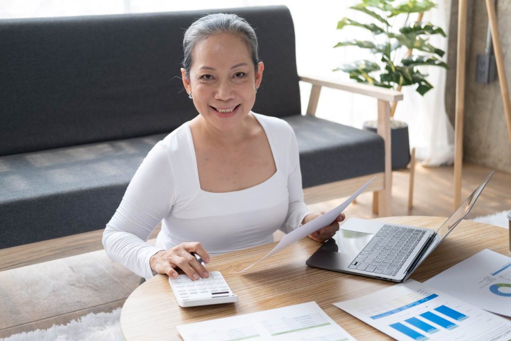 señora-calculando-fondo-de-emergencias