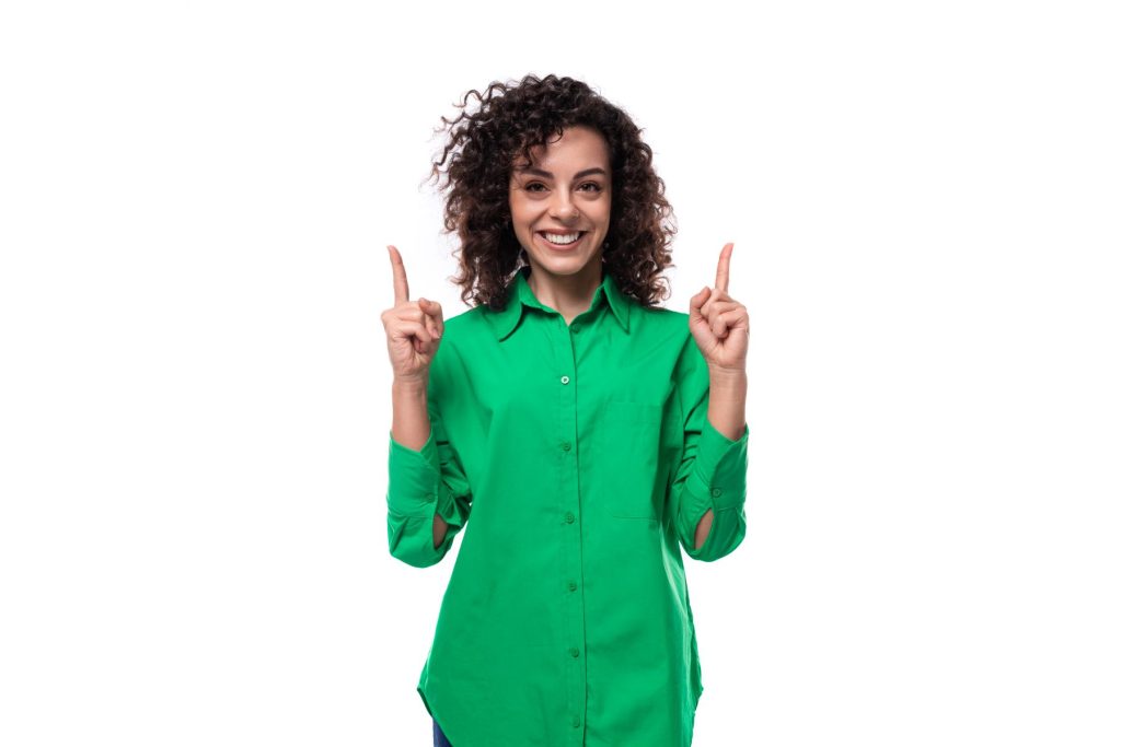 mujer-camisa-verde-invierte-lanamóvil