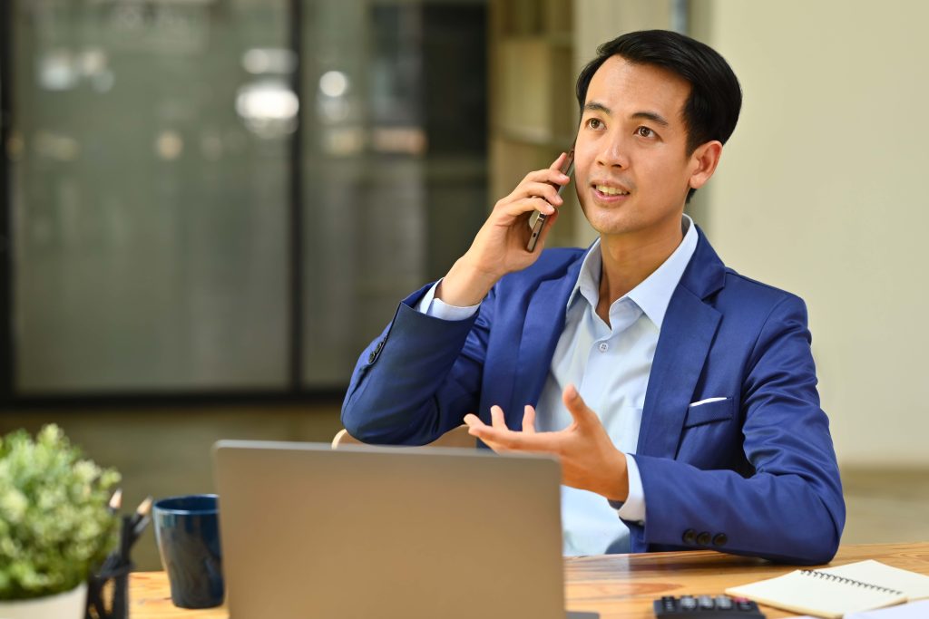 asesor financiero hablando celular