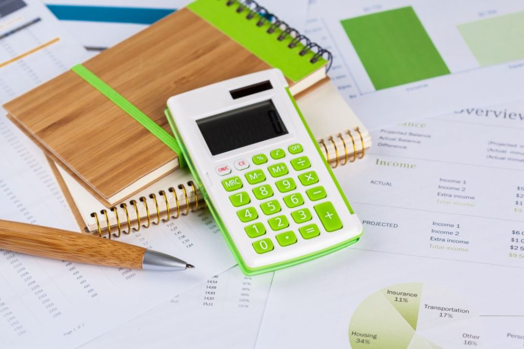 Círculos de madera y porcentajes de activos financieros con lanamóvil